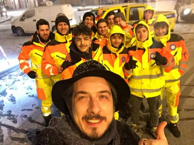 Paolo Ruffini si concede un selfie sotto la neve con i volontari Prociv (foto da Facebook)