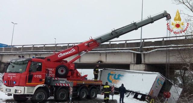 ponsacco_neve_camion_fuoristrada_