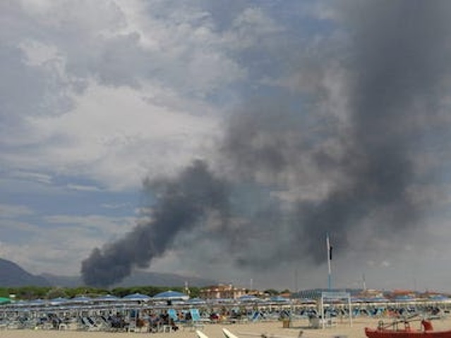 incendio pietrasanta da viareggio