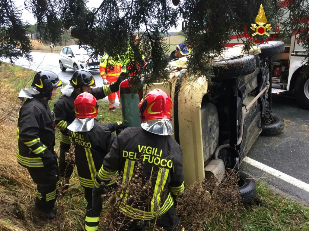 Incidente A Collesalvetti Auto Si Ribalta Donna Estratta Dai Vigili