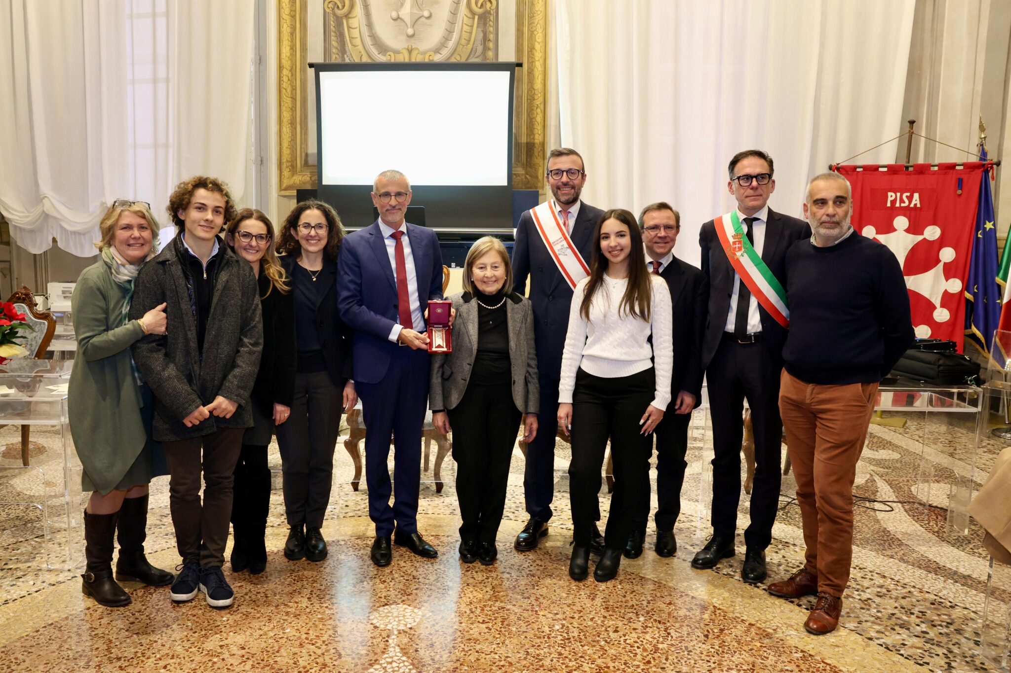 Gonfalone Dargento Alla Fondazione Arpa Per Il Valore Dato Alla