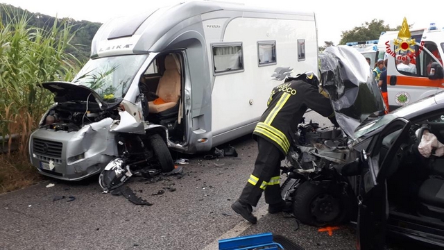 Brutto Incidente Tra Auto E Camper Ci Sono Feriti Gonews It