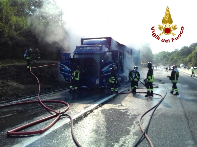 Camion Che Trasporta Carta A Fuoco Sulla A1 - Gonews.it