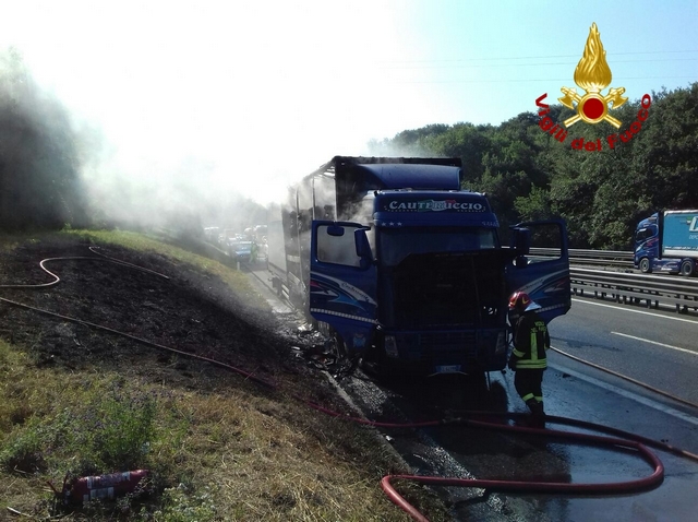 Camion Che Trasporta Carta A Fuoco Sulla A1 - Gonews.it