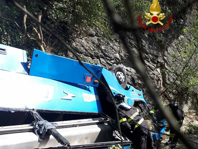 Bus finisce in una scarpata a Sansepolcro ferito l autista