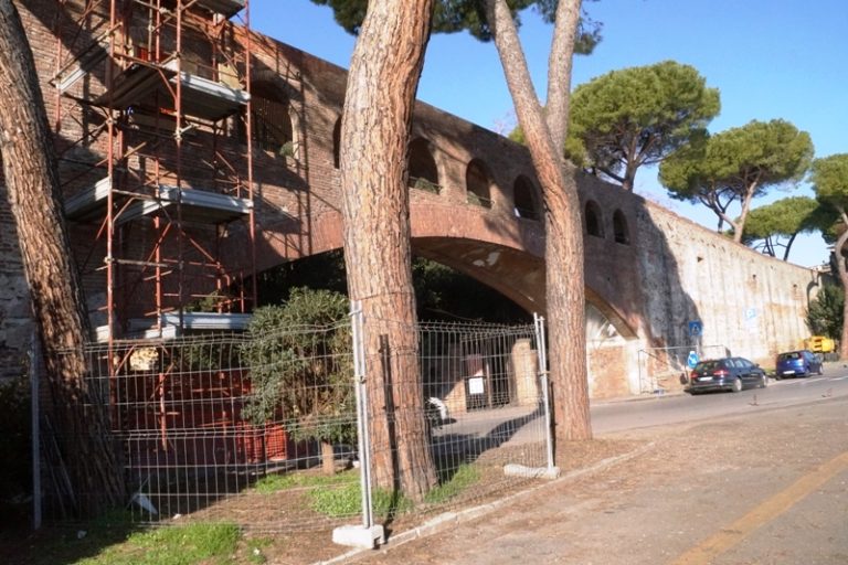 lavori alle mura del giardino Scotto di Pisa