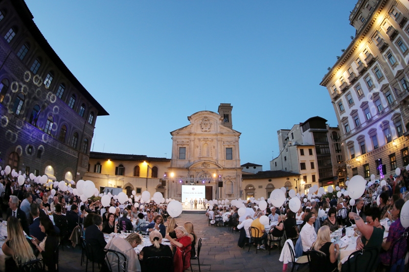 Cena sotto le stelle in piazza Ognissanti cibo e musica a favore