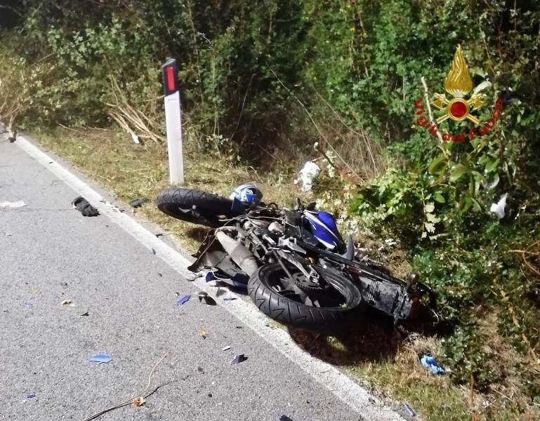 Scontro auto moto e incendio vettura due incidenti nella notte in