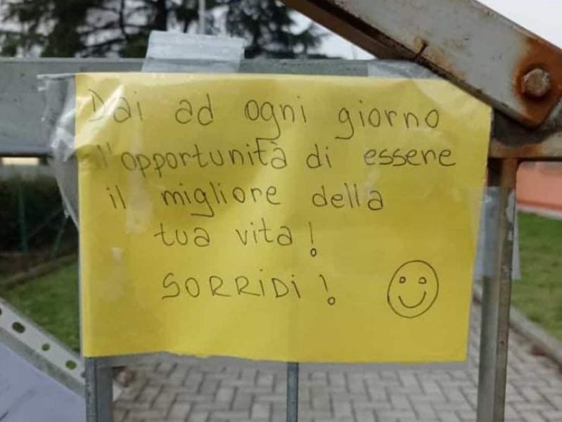 Bigliettini invitano a sorridere il messaggio anonimo del buon