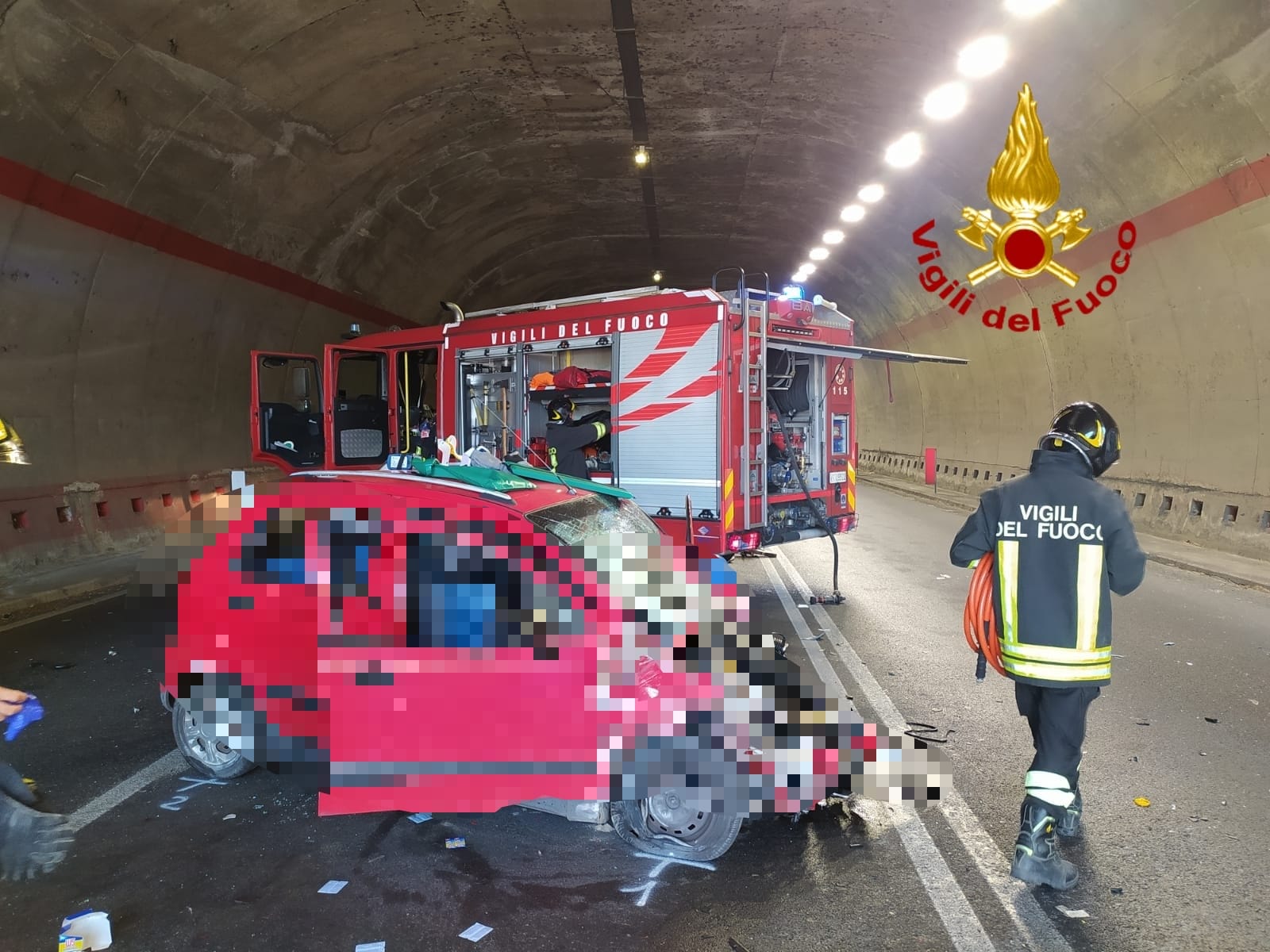 Incidente nella galleria Monsavano a Pelago, 3 auto coinvolte. Una si ...