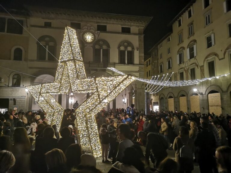 Vandali Di Notte Alle Installazioni Del Natale Di Lucca, Si Esaminano ...