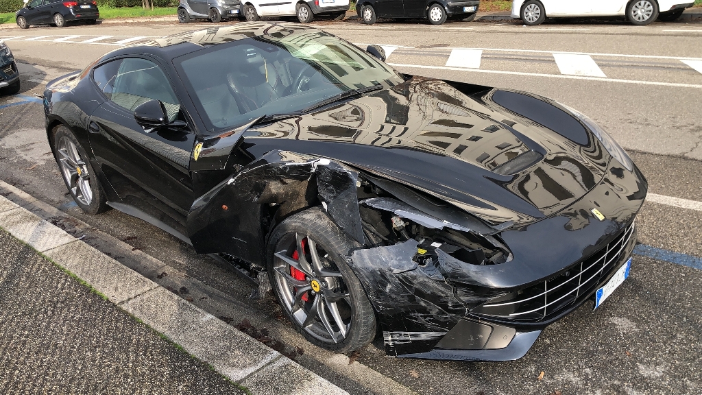 Valdisieve: Annerisce con vernice le targhe delle auto parcheggiate davanti  a casa: denunciato. E' successo a Pontassieve