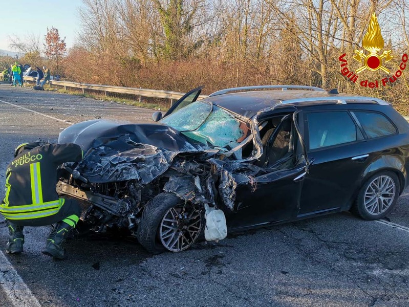 Scontro tra due auto ad Arezzo una si ribalta fuori strada 4