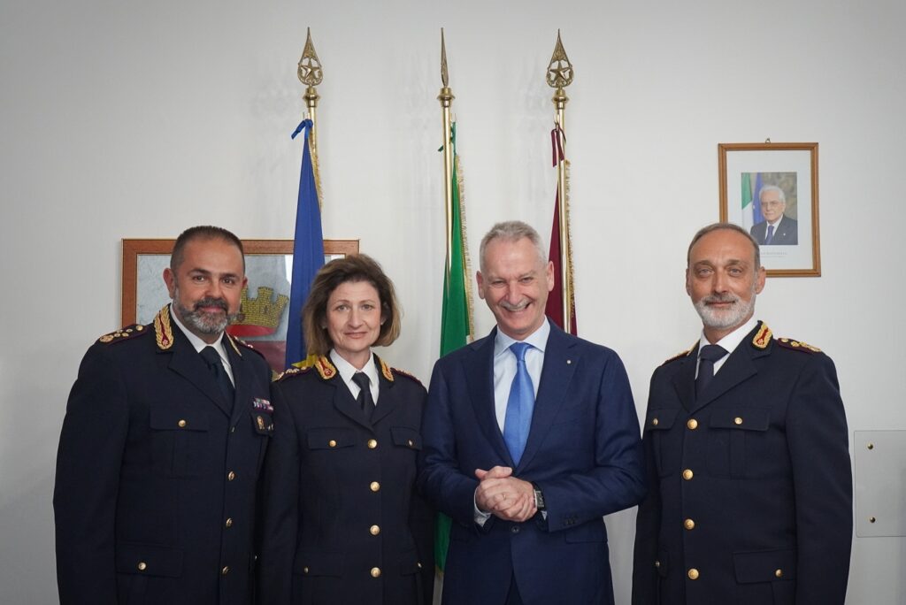 Nuovo distintivo per il personale delle Divisioni Polizia