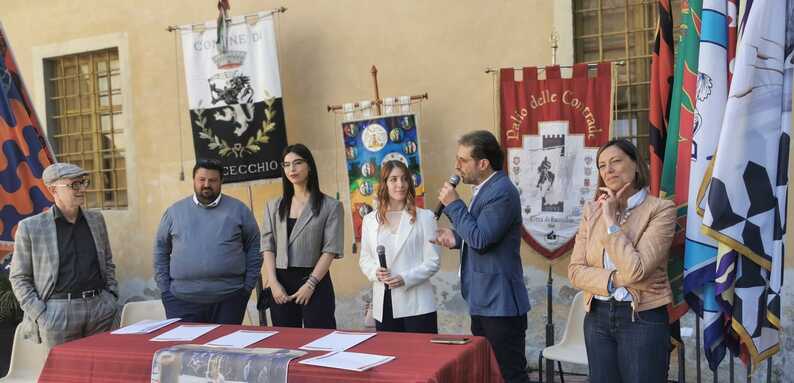 da sx sindaco Alessio Spinelli il presidente del Cda Nicolò Cannella, le due artiste, l'assessore Daniele Cei e la vicepresidente Cda Tania Benv