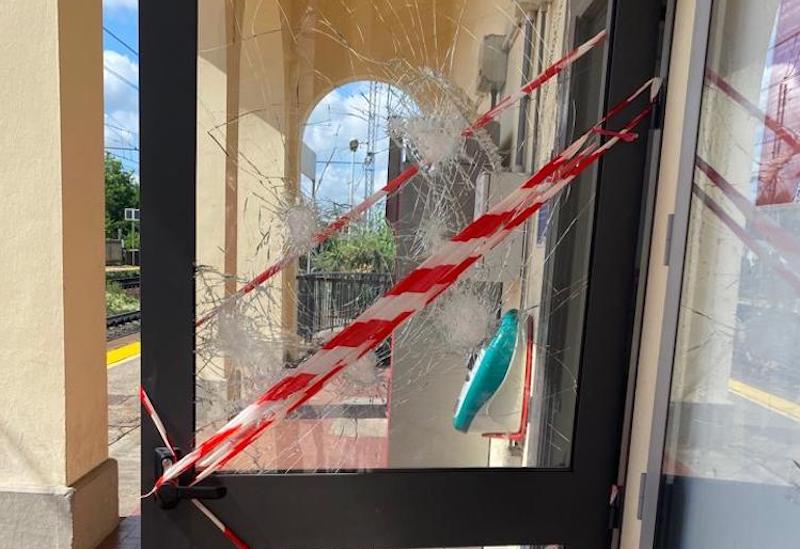 Vandali In Azione A Montelupo Colpite Le Porte Alla Stazione Gonews It