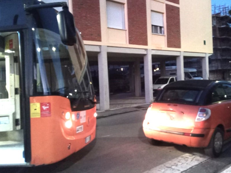 Auto in sosta vietata blocca autobus a Pisa scatta la denuncia