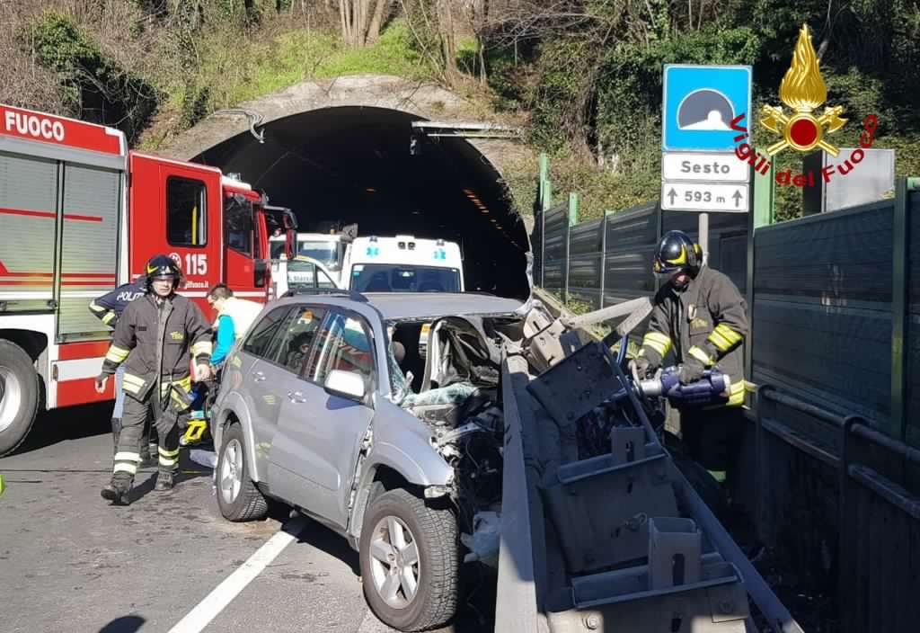 Si schiantano contro il guard rail a Ponte a Moriano due feriti