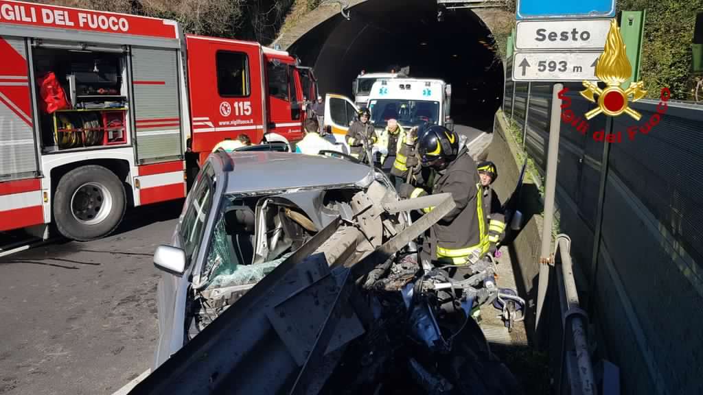 Si schiantano contro il guard rail a Ponte a Moriano due feriti