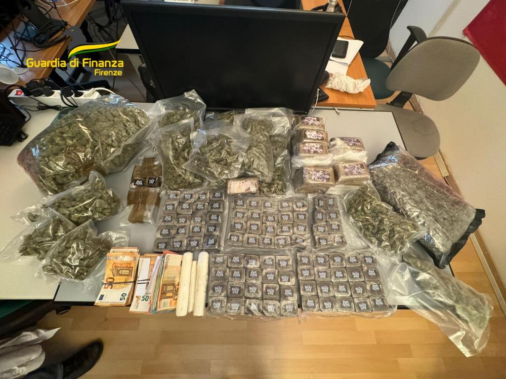 In Auto Con Quasi 2 Kg Di Marijuana, A Casa 10 Kg Di Droga, Bomba Carta ...