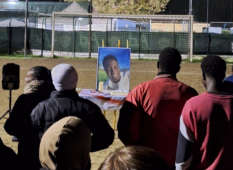 L'ultimo saluto ad Assane Niang: in tanti alla fiaccolata sul 'suo' campo di Ponte a Elsa