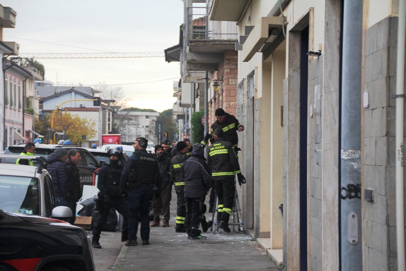 empoli_lavanderia_uomo_barricato04