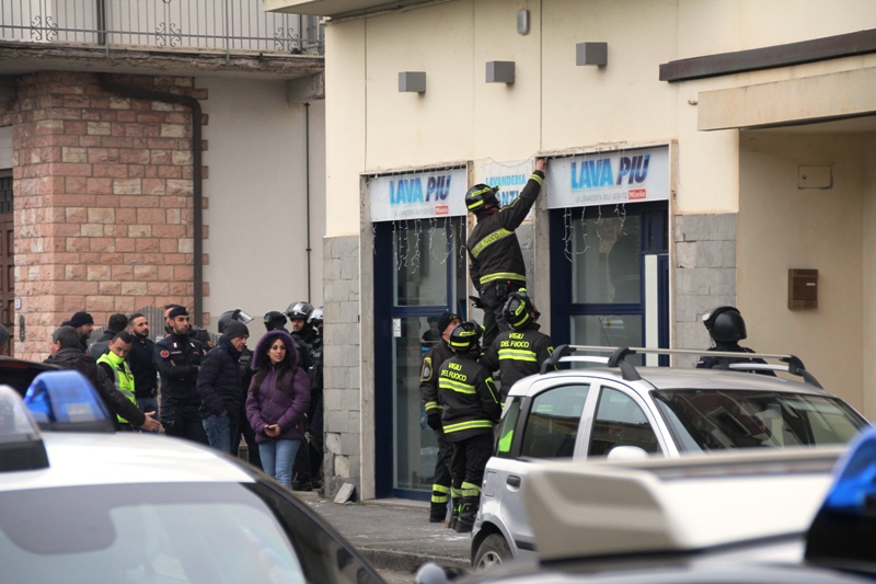 empoli_lavanderia_uomo_barricato06