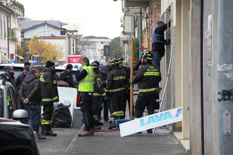 empoli_lavanderia_uomo_barricato07