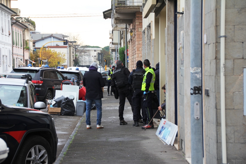 empoli_lavanderia_uomo_barricato17