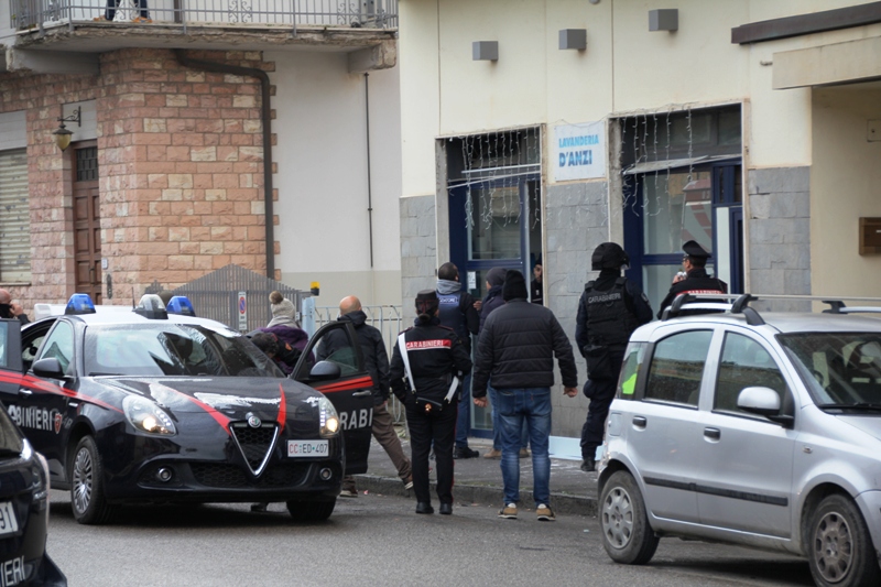 empoli_lavanderia_uomo_barricato19