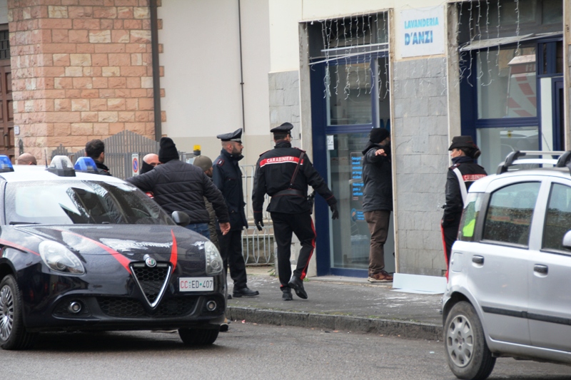 empoli_lavanderia_uomo_barricato20