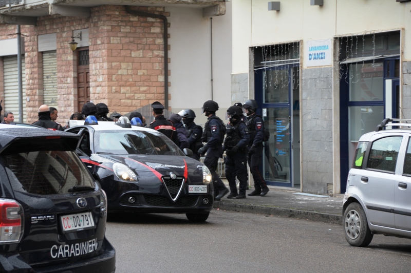 empoli_lavanderia_uomo_barricato21