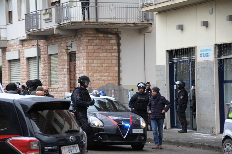 empoli_lavanderia_uomo_barricato22