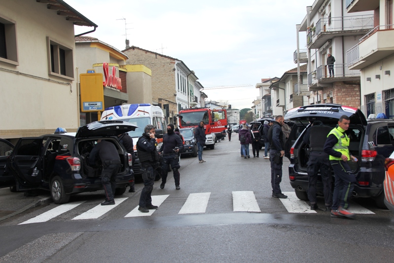 empoli_lavanderia_uomo_barricato27