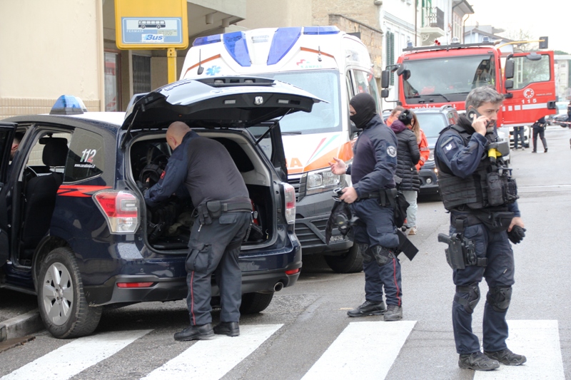 empoli_lavanderia_uomo_barricato29