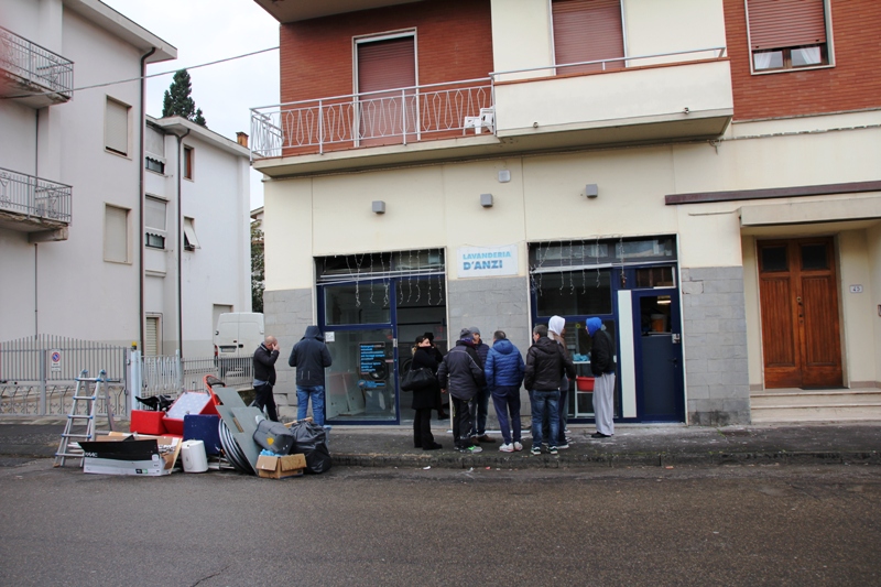 empoli_lavanderia_uomo_barricato30