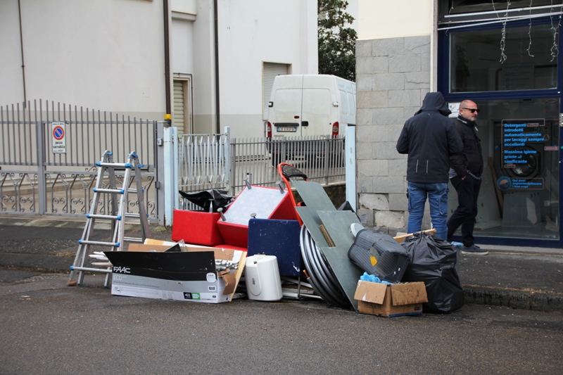 empoli_lavanderia_uomo_barricato31