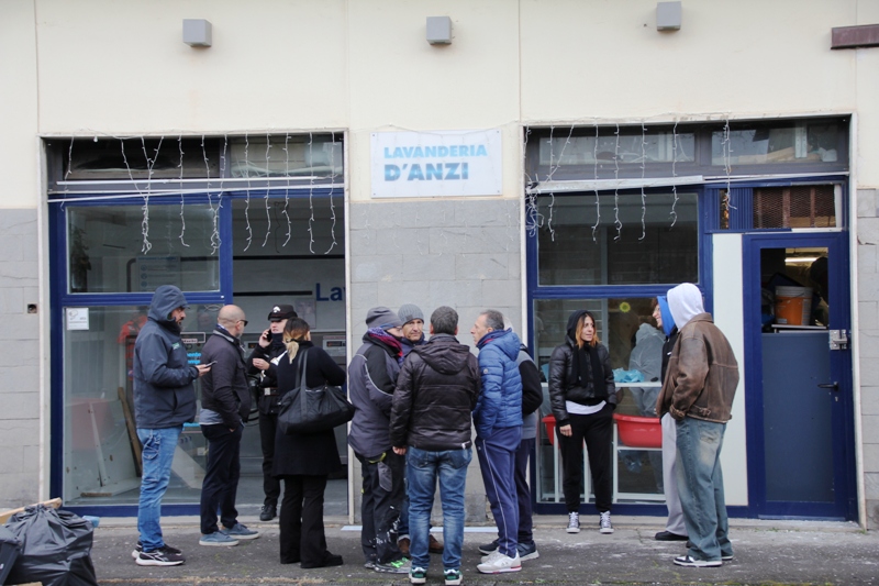 empoli_lavanderia_uomo_barricato32