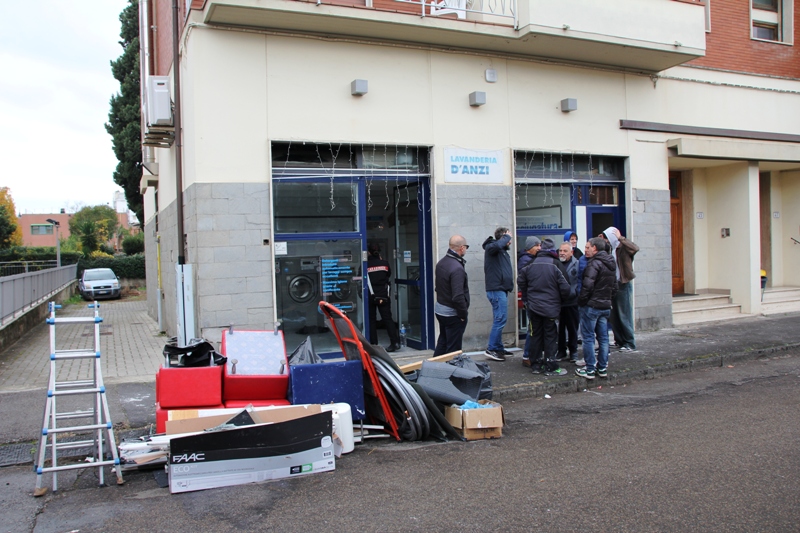 empoli_lavanderia_uomo_barricato33